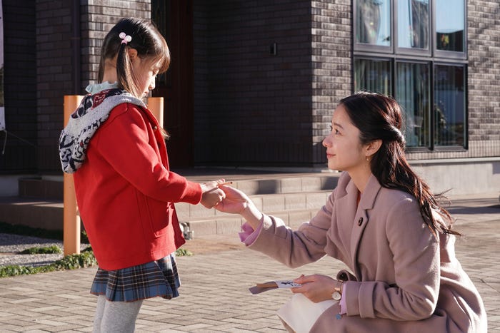 (右)堀田真由 (C)フジテレビ