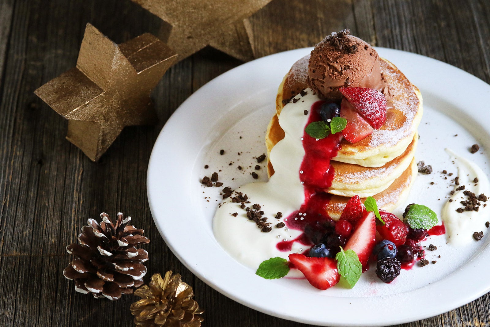 3種ベリーのトリプルクリスマスパンケーキ／画像提供：株式会社ポトマック