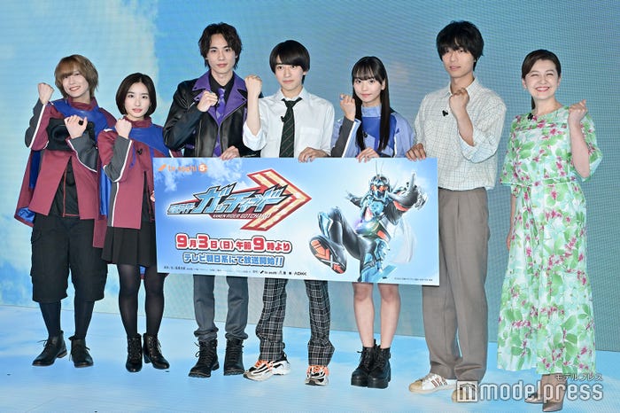 (左から)富園力也、安倍乙、藤林泰也、本島純政、松本麗世、熊木陸斗、南野陽子(C)モデルプレス