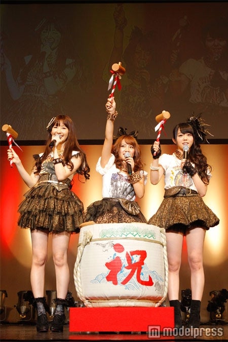 ノースリーブス（左から：小嶋陽菜、高橋みなみ、峯岸みなみ）