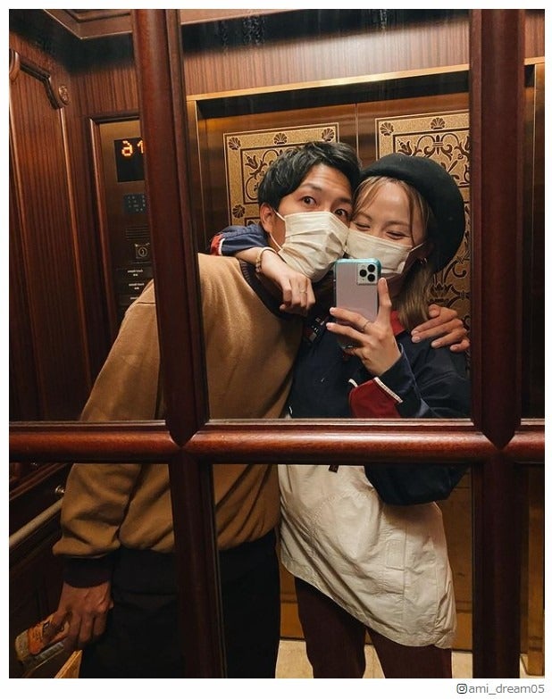 Dream Ami、夫・テラハ半さんと結婚3周年 密着ショットに「大好きな夫婦」「微笑ましい」の声