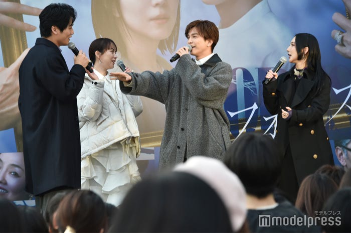 比嘉愛未、岩田剛典、ファーストサマーウイカ一同からツッコミを受ける中川大輔(左)(C)モデルプレス