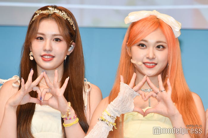 日本人メンバーのハナ(早瀬華) 、リリカ(岸田莉里花)(C)モデルプレス
