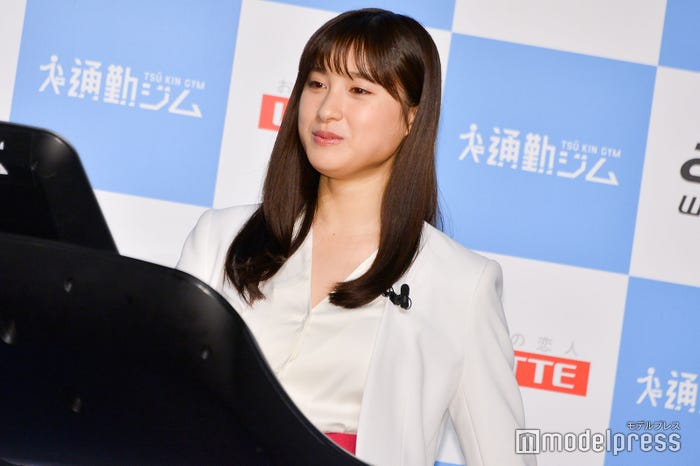 ガムを噛みながらウォーキングする土屋太鳳 (C)モデルプレス