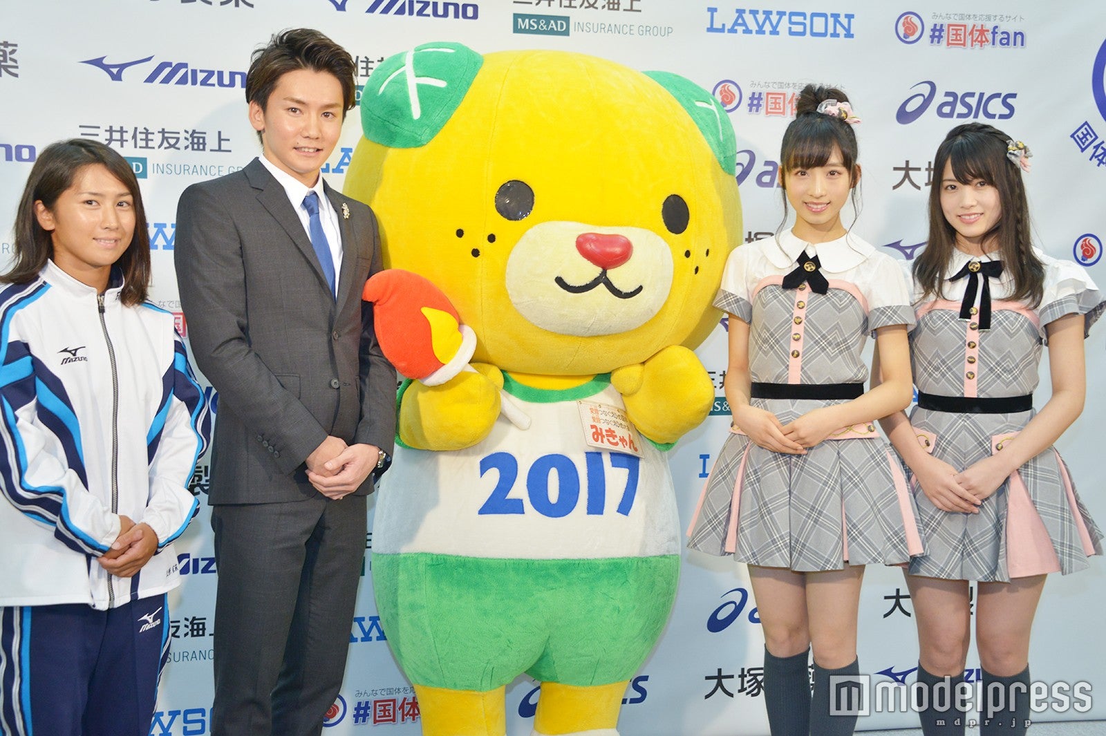 （左から）本杉風音選手、江原騎士選手、みきゃん、小栗有以、岡部麟 （C）モデルプレス