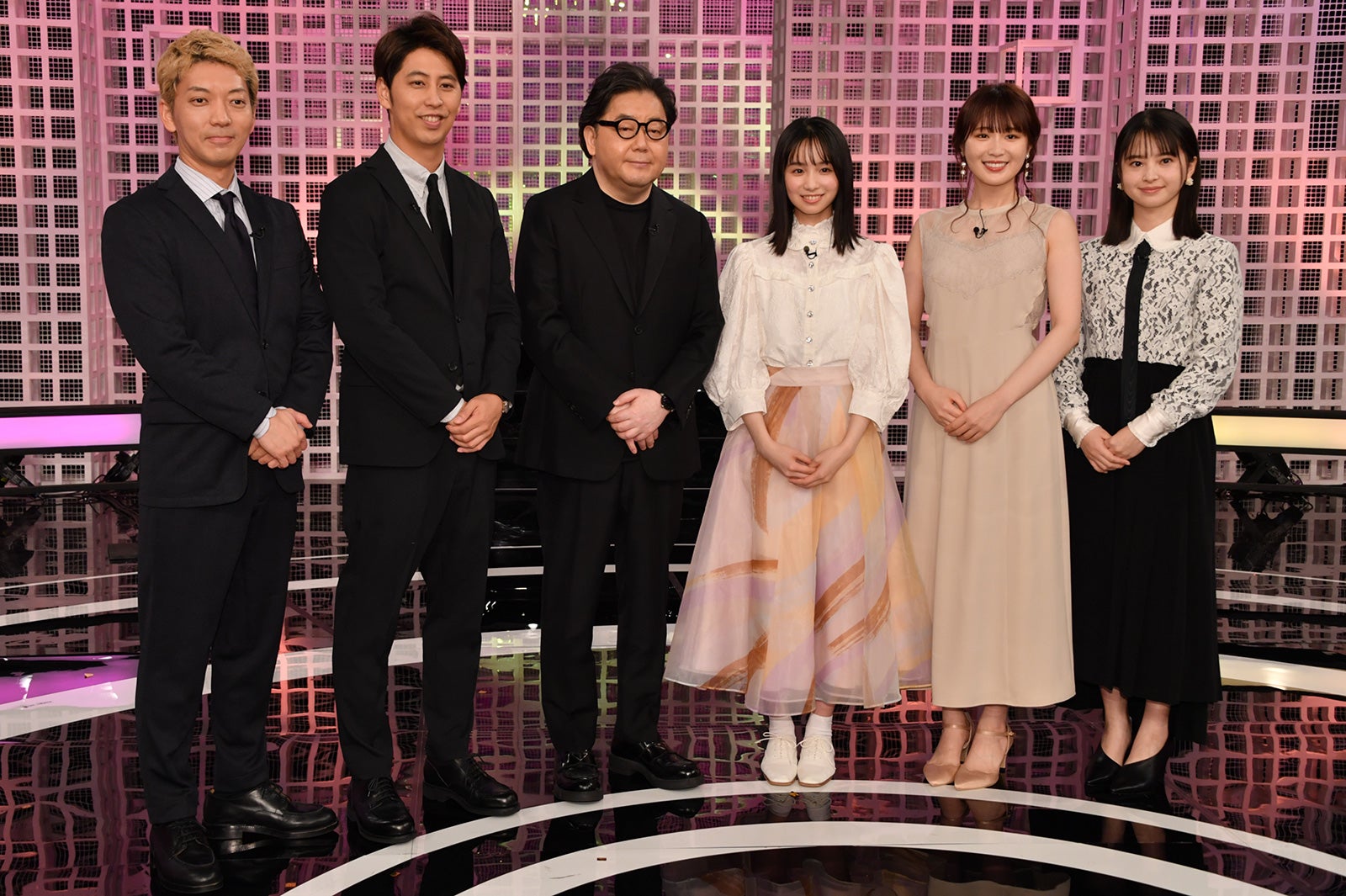 嶋佐和也、屋敷裕政、秋元康氏、幸澤沙良、高山一実、飯沼愛（C）モデルプレス