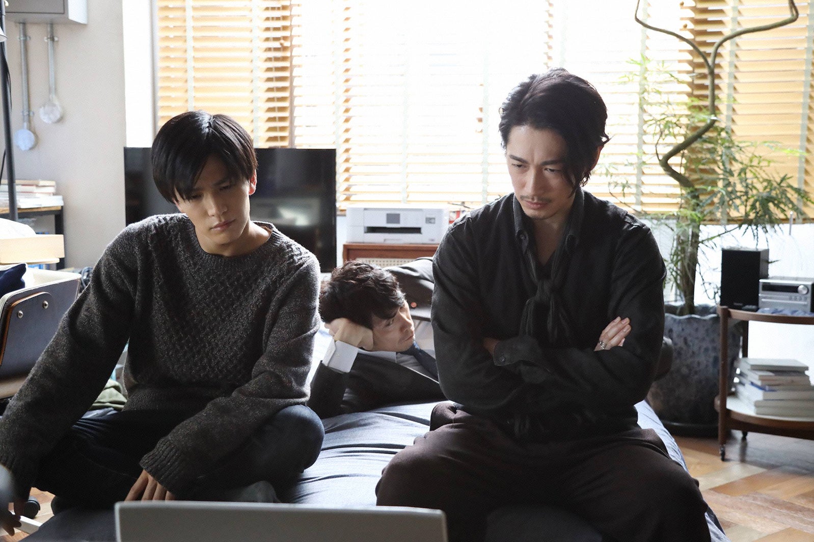 岩田剛典、ディーン・フジオカ／「シャーロック」第6話より（C）フジテレビ