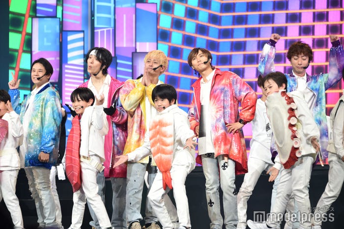 メドレーで盛り上げるA.B.C-Z(左から)五関晃一、戸塚祥太、塚田僚一、橋本良亮、河合郁人(C)モデルプレス