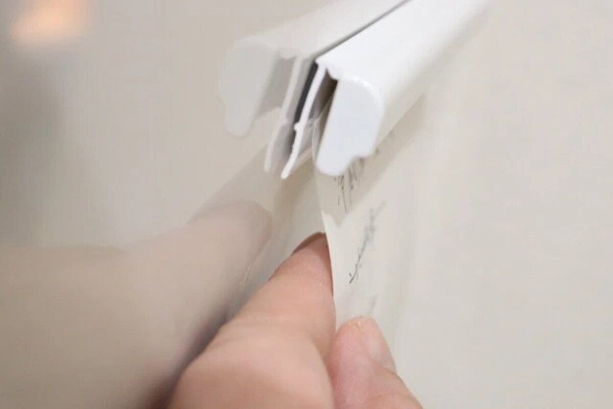 ダイソーの差し込みメモクリップに紙を挟んだ状態