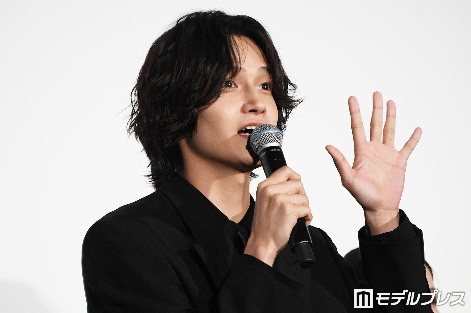 Aぇ! group佐野晶哉、平泉成を「友達」呼びで会場総ツッコミ 渡邉美穂＆＝LOVE野口衣織と“女子会トーク”も【おそ松さん 人類クズ化計画!!!!!?】