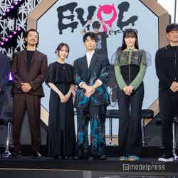 （左から）山岸聖太監督、金子ノブアキ、伊礼姫奈、青木柚、服部樹咲、カネコアツシ氏（C）モデルプレス