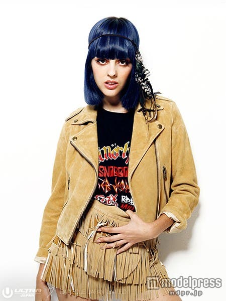 フリンジ使いのスカートがポイント