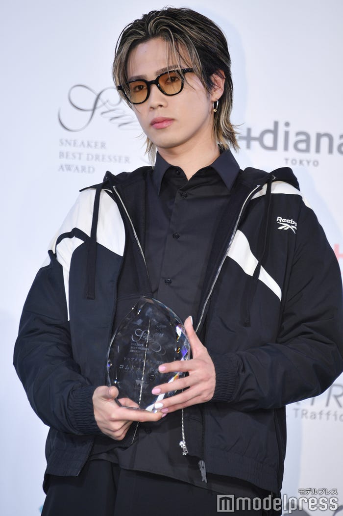 トロフィーを抱えるやまと(C)モデルプレス