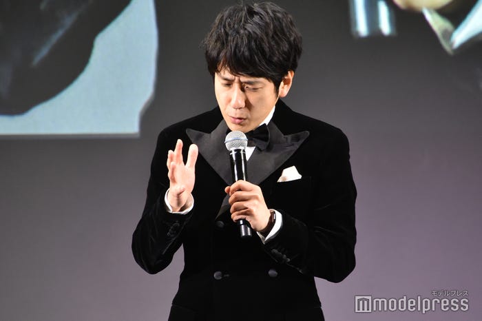 質問に悩みながらも回答/二宮和也(C)モデルプレス