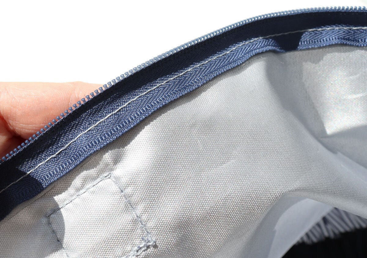 宝島社雑誌付録のInRed5月号増刊のコールマンの3つの外ポケットが便利！内側シルバーの撥水加工バッグ4