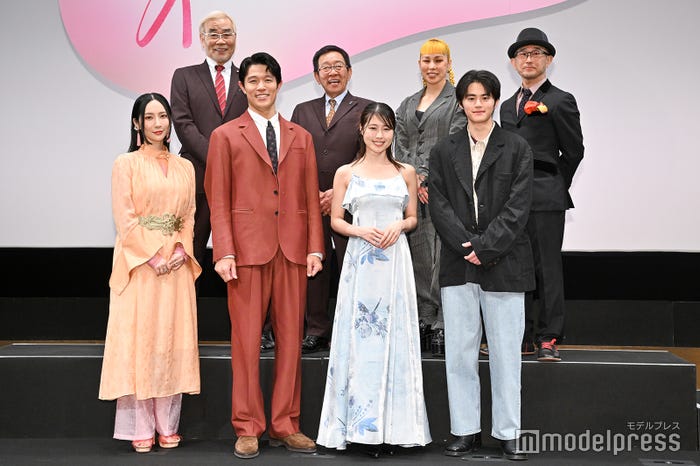 (後列左より)オール巨人、オール阪神、AI、前田哲監督(前列左より)ファーストサマーウイカ、鈴木亮平、有村架純、鈴鹿央士(C)モデルプレス