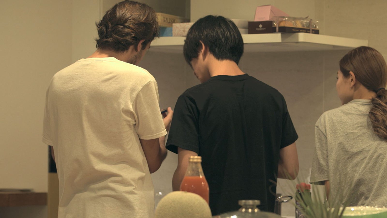 流佳（右）にパスタの作り方を教えるジュゼッペ「TERRACE HOUSE TOKYO 2019-2020」17th WEEK （C）フジテレビ／イースト・エンタテインメント