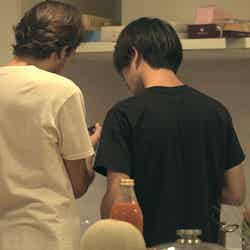 流佳（右）にパスタの作り方を教えるジュゼッペ「TERRACE HOUSE TOKYO 2019-2020」17th WEEK （C）フジテレビ／イースト・エンタテインメント