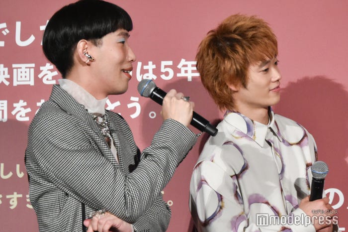 京本大我に“よろシークレット”を伝授する坂口涼太郎、見守る三浦獠太(C)モデルプレス