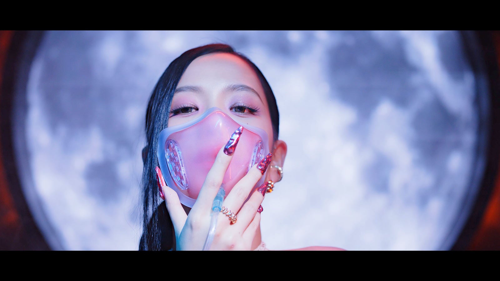 JISOO／「Pink Venom」MVティザーより（提供写真）