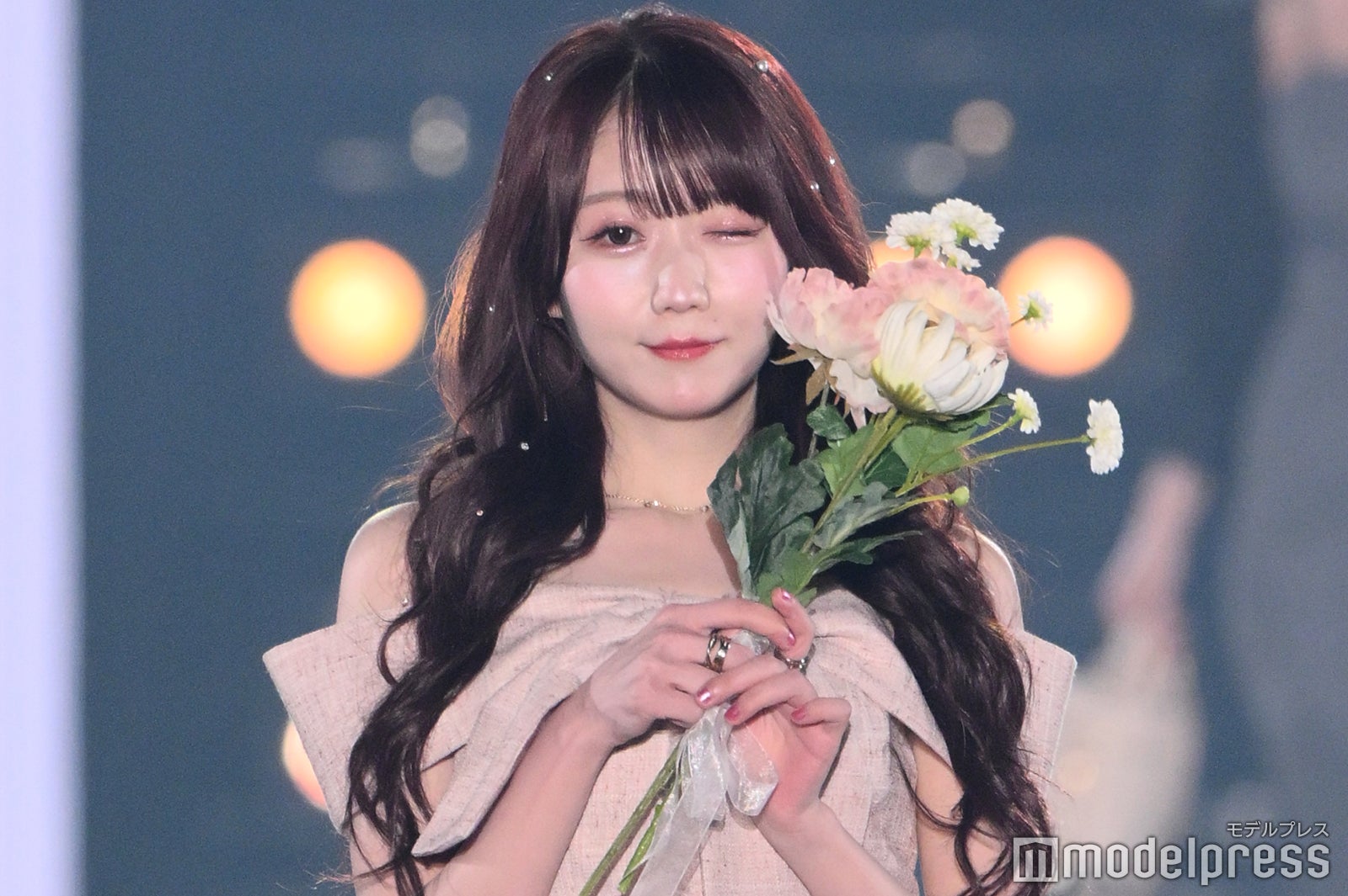 LOVE大谷映美里、オフショルから美肩チラリ 可憐に微笑む【関