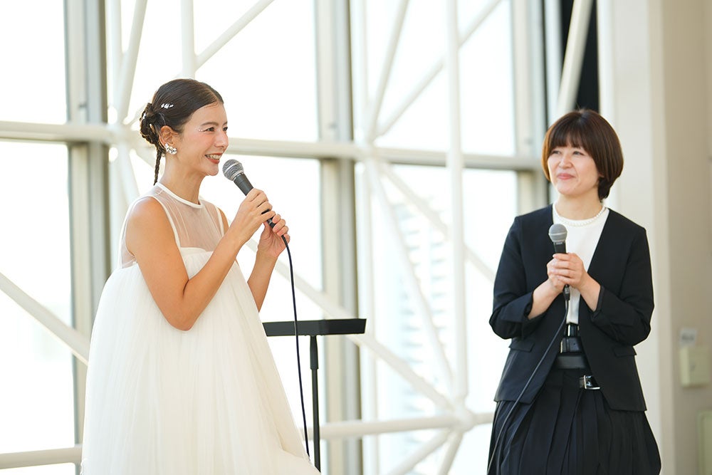 （左）スザンヌ（提供写真）