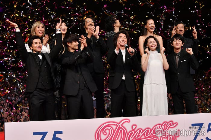 (前列左から)武田真治、窪田正孝、藤原竜也、玉城ティナ、本郷奏多(後列左から)蜷川実花監督、真矢ミキ、金子ノブアキ、斎藤工、土屋アンナ、奥田瑛二(C)モデルプレス