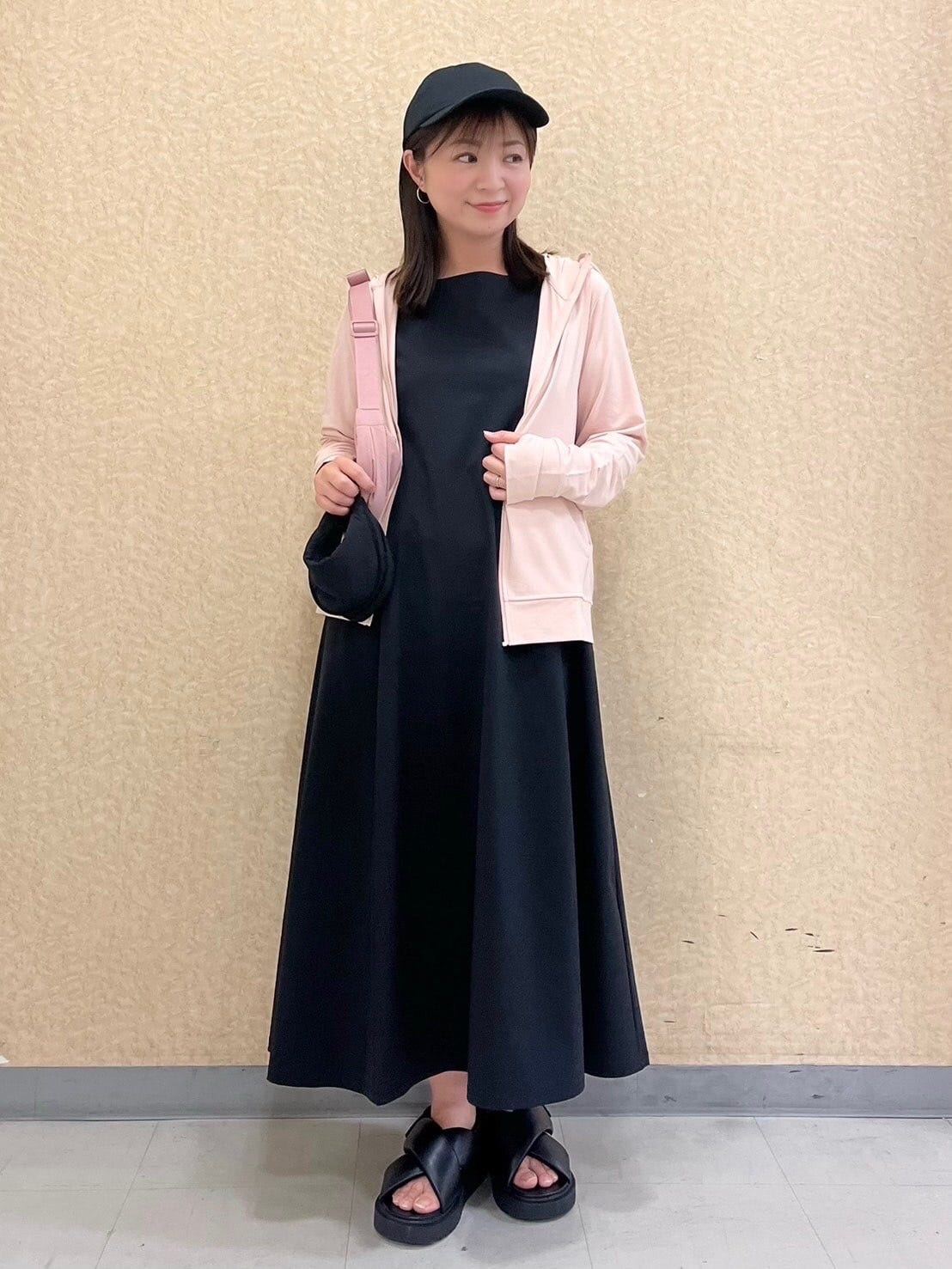 キャップやパーカなどスポーティーなアイテムをプラスしてアクティブに 出典:StyleHint