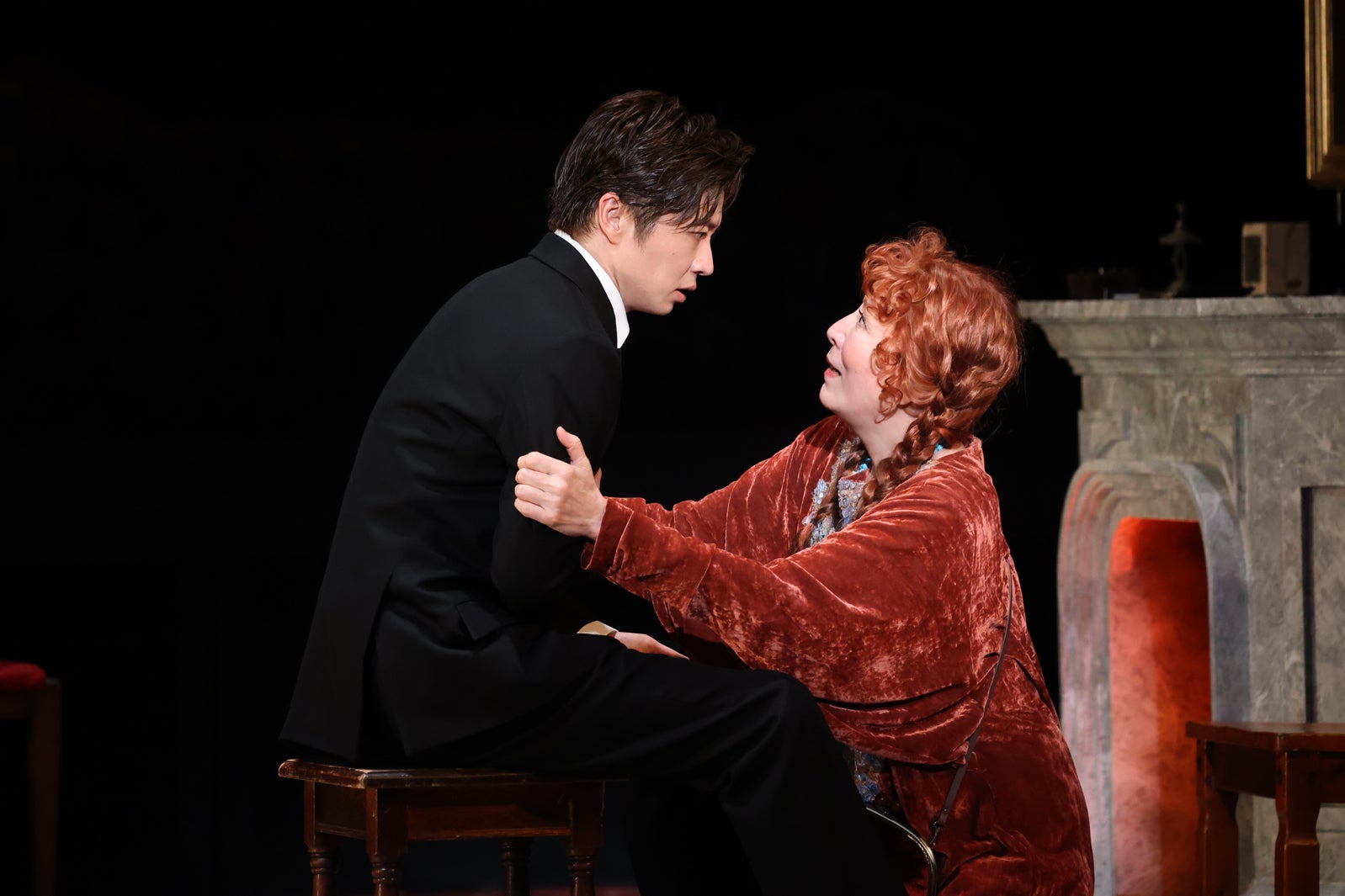 田中圭、高畑淳子「陽気な幽霊」初日公演より（提供写真）