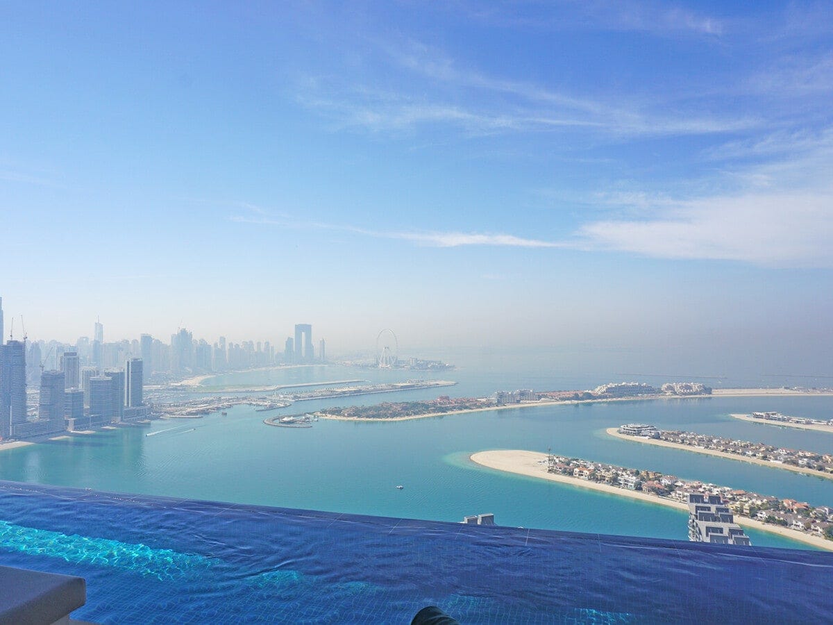 海だけでなく空とも一体化する「オーラ・スカイプール」