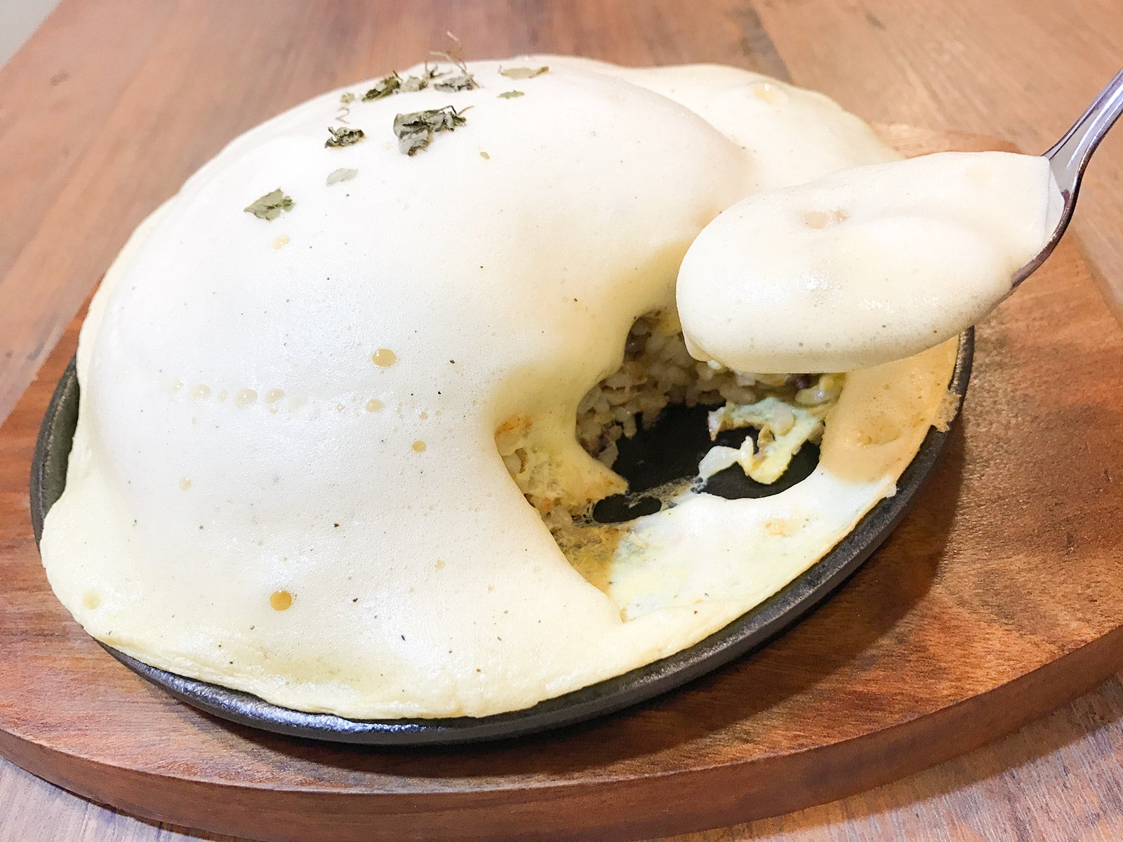 チキンピラフの鉄板ふわふわオムライス／画像提供：アイノワール