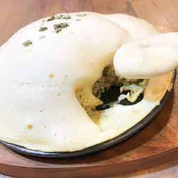 チキンピラフの鉄板ふわふわオムライス/画像提供:アイノワール