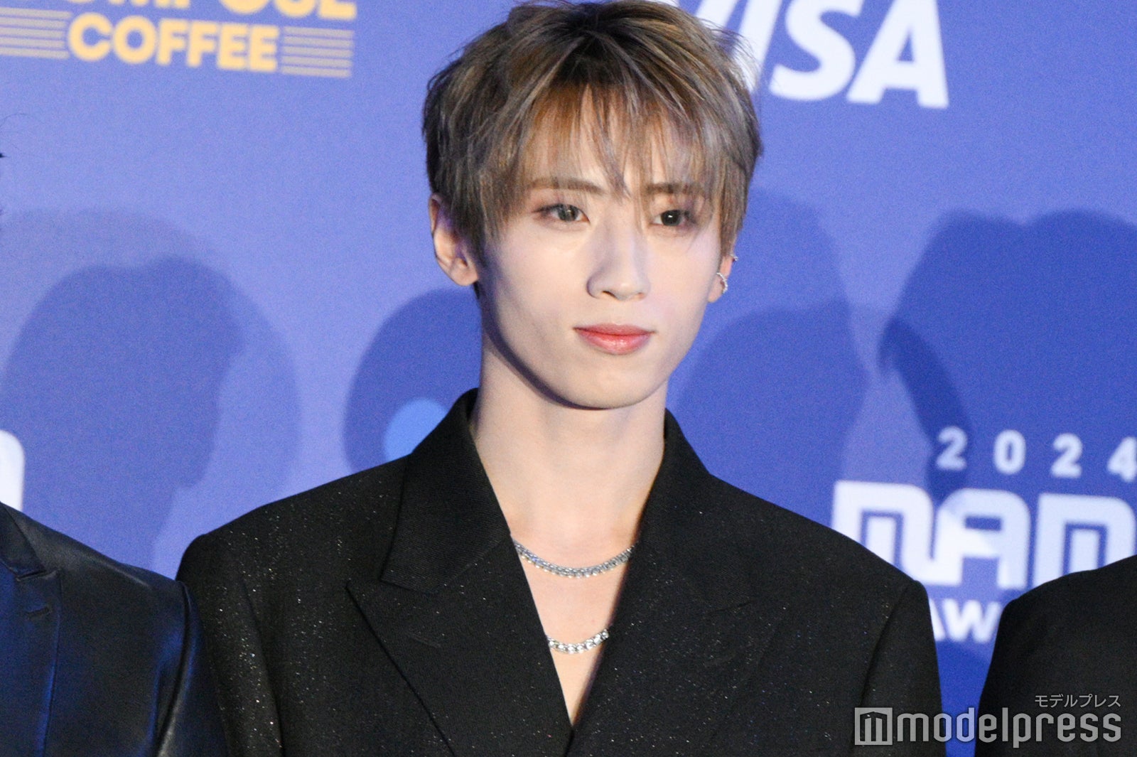 ラメのジャケットを合わせる許豊凡（C）モデルプレス