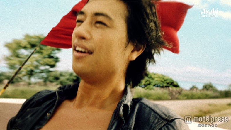 斎藤工、水着美女とデート中に“快感”と叫ぶ 