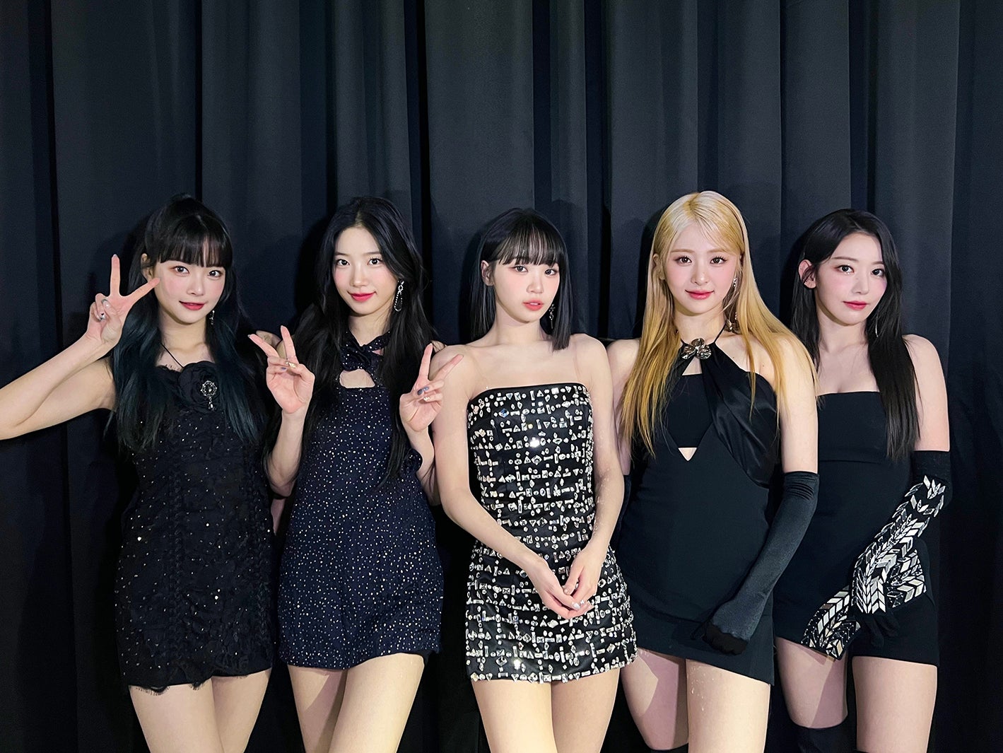 LE SSERAFIM、チェウォンが舞台上で髪バッサリ 驚きのパフォーマンスに反響殺到「鳥肌立った」「まさに圧巻」＜SBS歌謡大祭典＞