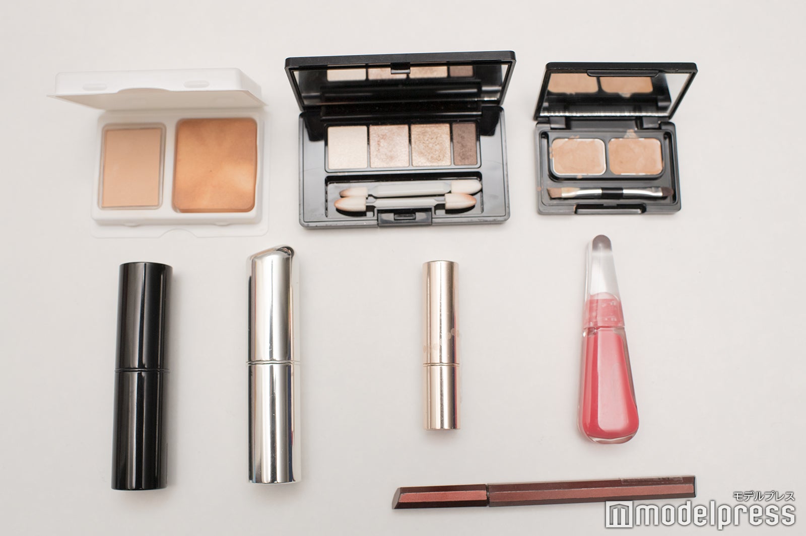 久慈暁子アナウンサーのポーチの中身は？（C）モデルプレス