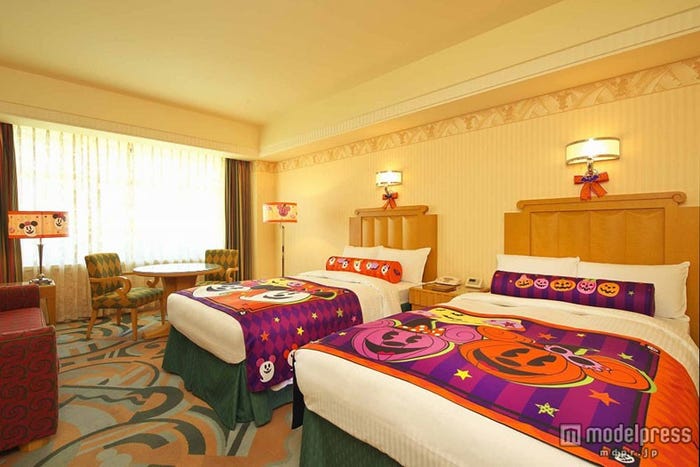 ハロウィーンのデコレーションの客室(C)Disney