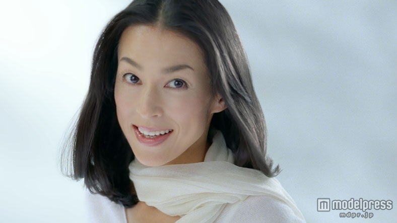 鈴木保奈美、休養後初のCMで“オトナ可愛い”全開 - モデルプレス