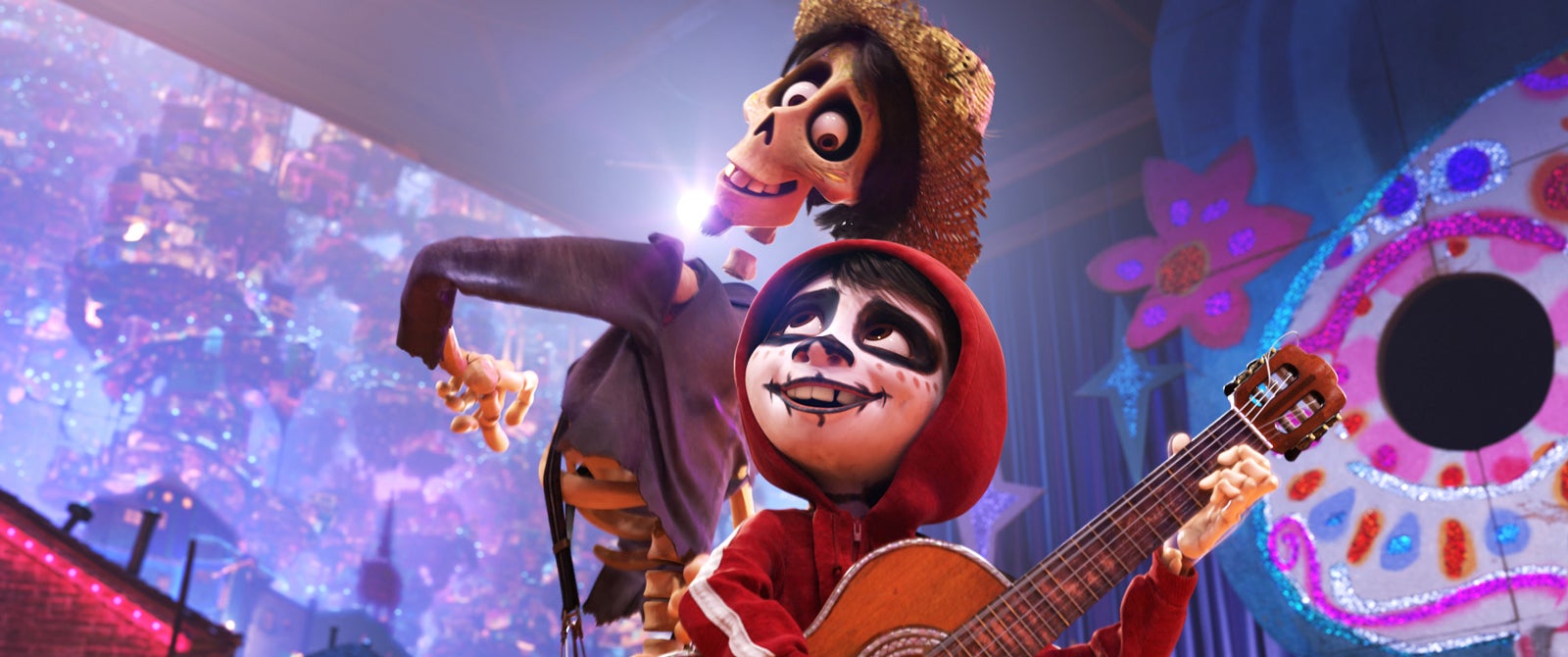 ヘクターとガイコツのメイクをしたミゲル（C）2018 Disney/Pixar. All Rights Reserved.