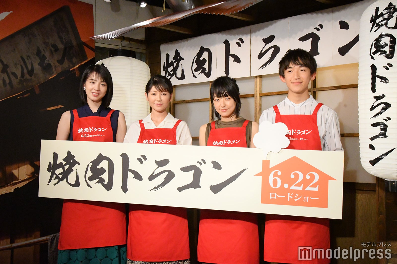 （左から）桜庭ななみ、真木よう子、井上真央、大江晋平（C）モデルプレス