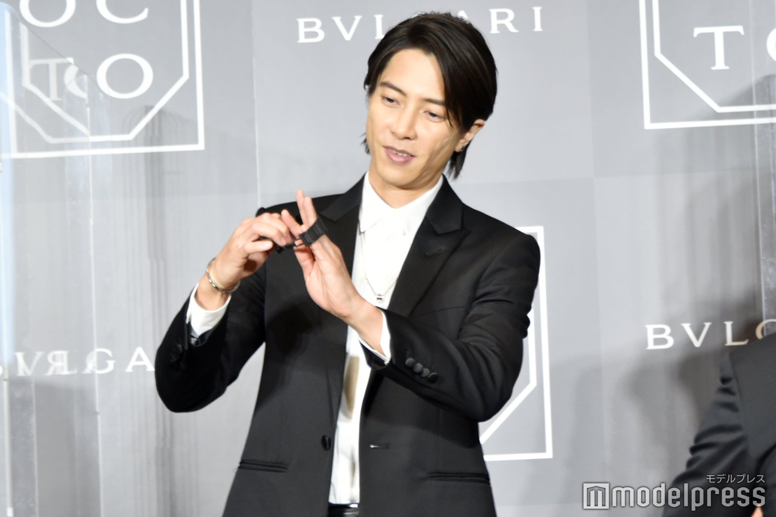 貰った腕時計をつける山下智久（C）モデルプレス