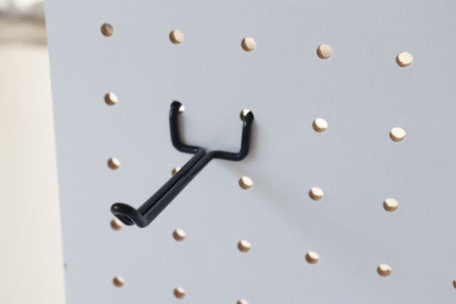 キャンドゥのパンチングボード用木板フックの使用例