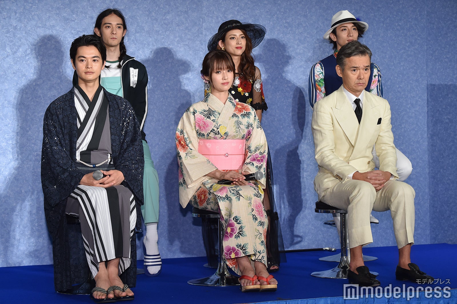 （前列左より）瀬戸康史、深田恭子、渡部篤郎（後列左より）栗原類、小沢真珠、大貫勇輔 （C）モデルプレス