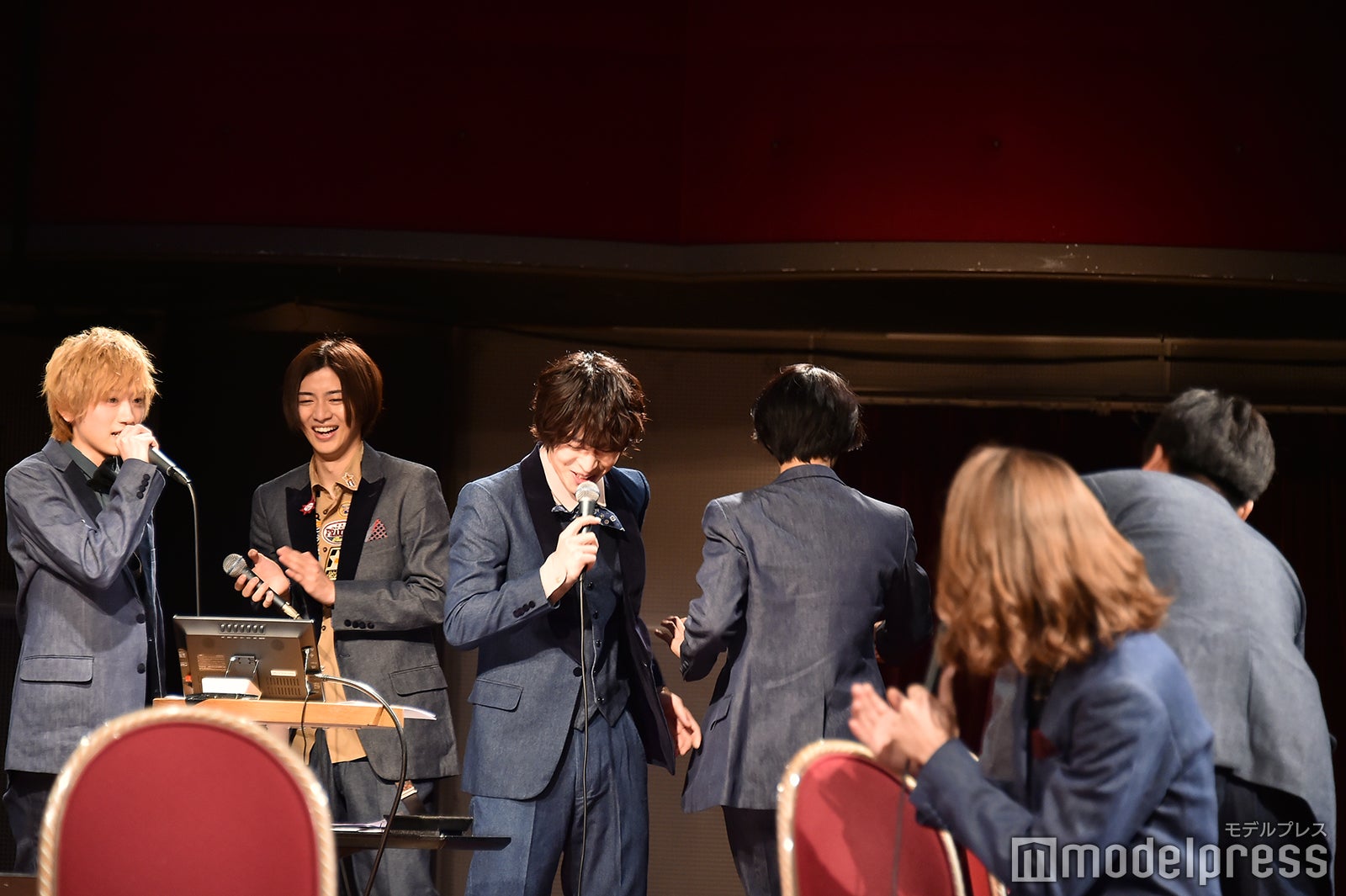 誰よりも早く再現シーンをするために裏にはける塩野瑛久／男劇団 青山表参道X「ENDLESS REPEATERS —エンドレスリピーターズ—」DVD発売記念イベント （C）モデルプレス