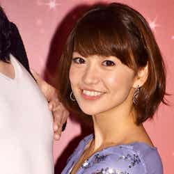 マイケル・ジャクソンのフィギュアに抱きつく大島優子