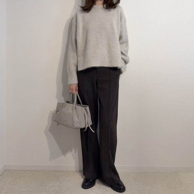 ユニクロブラッシュドジャージーワイドパンツと同色系ニットコーデ