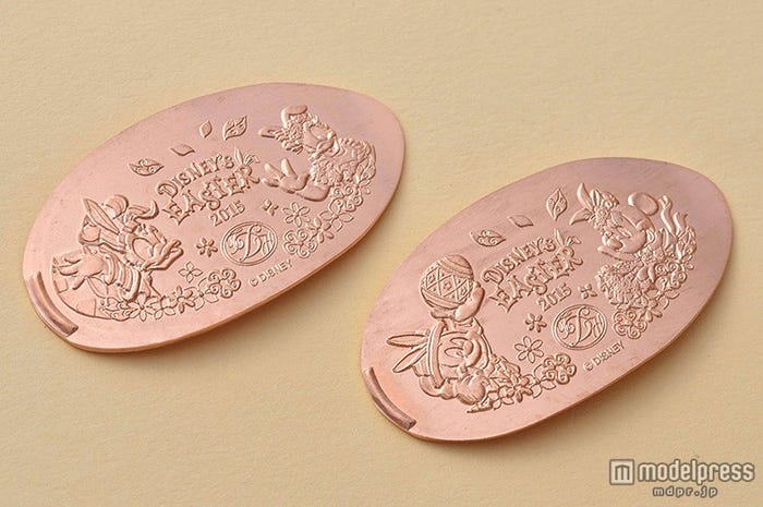 東京ディズニーランドホテル期間限定デザインのスーベニアメダル/(C)Disney