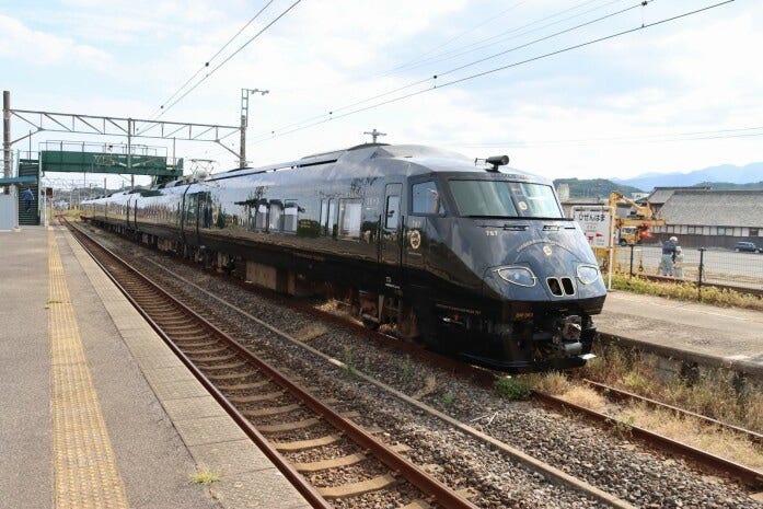 JR九州の観光列車「36ぷらす3」