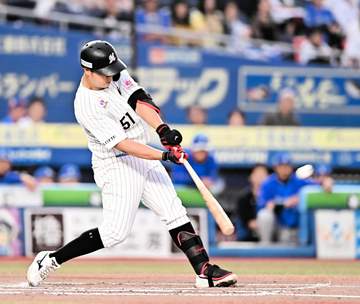 ロッテ・山口が先制8号ソロ 153キロ直球をバックスクリーンへ