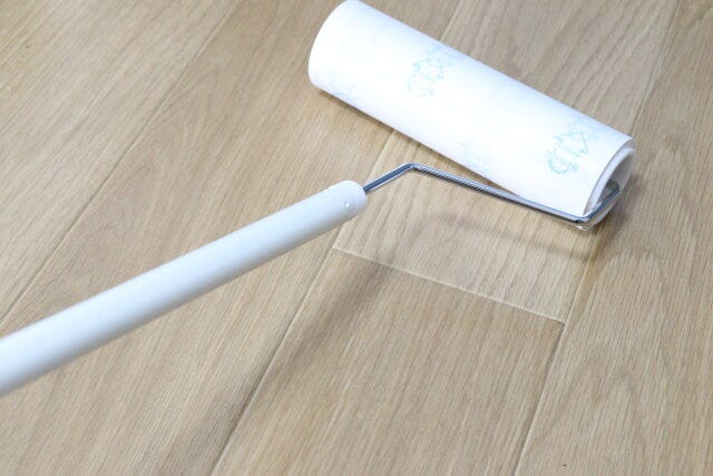粘着テープクリーナー（伸縮二段式、テープ別売）　使用例